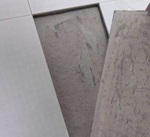 乌兰瓷砖空鼓维修公司分享瓷砖铺贴时如果打浆（即涂抹在瓷砖背面和基层上的砂浆或瓷砖胶）过少，会带来以下问题